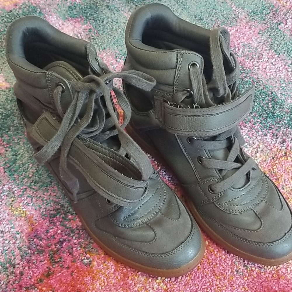 Like new Invisible wedge boots